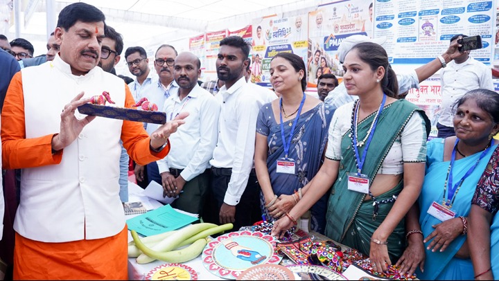 Chief Minister Visits Service Bridge Camp, Praises Skills of Local Products and Women Self-Help Groups
