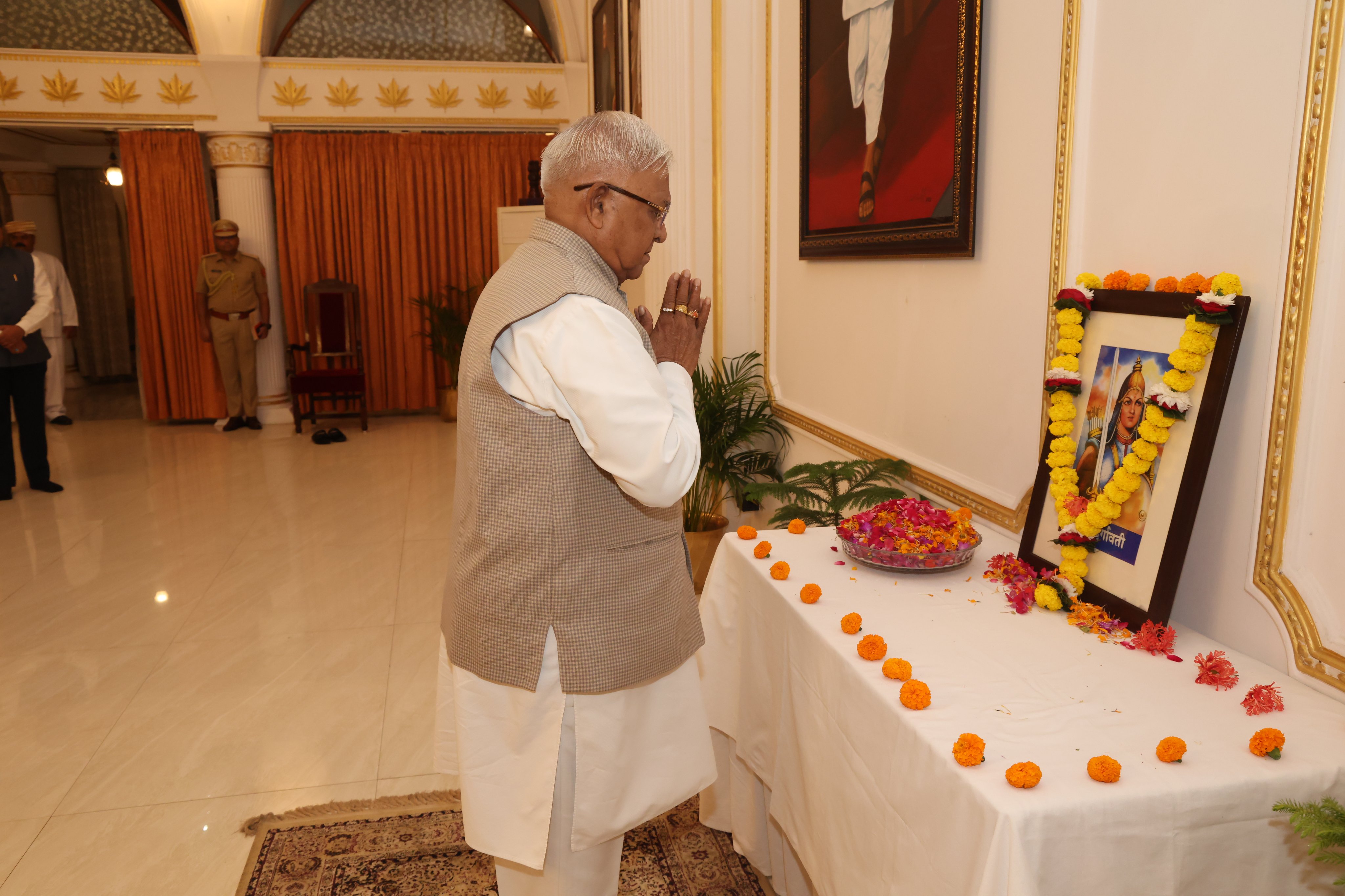 Governor Patel pays floral tribute to Veerangana Rani Durgavati